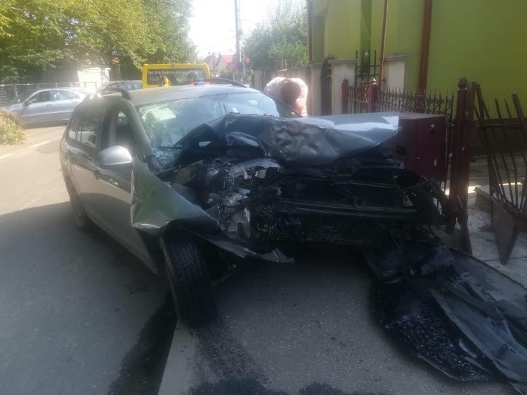 Imagini în premieră: Impact violent în zona Parcului Regina Maria. Un autoturism este distrus