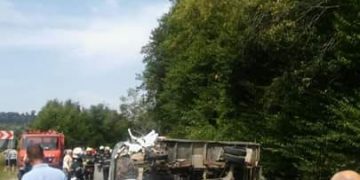 Accident grav pe DN 18 B. Sunt implicate  mai multe autoturisme