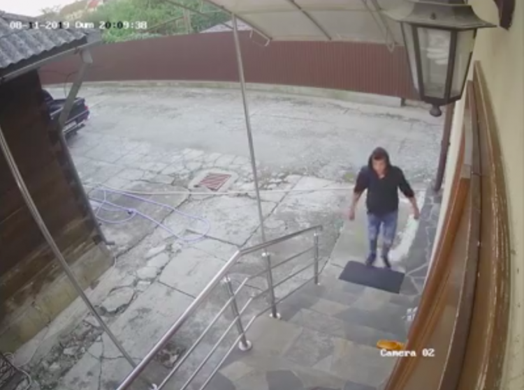 Un sighetean caută un hoț care i-a pătruns în casă. A postat pe rețelele de socializare filmul spargerii – VIDEO