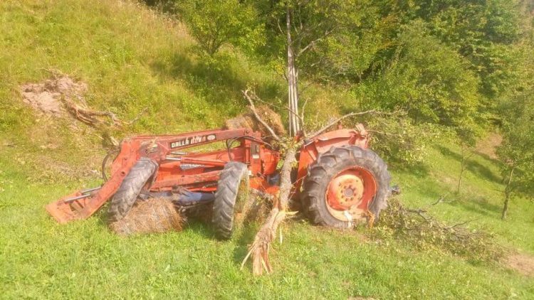 Un bărbat se zbate între viață și moarte după ce s-a răsturnat tractorul peste el