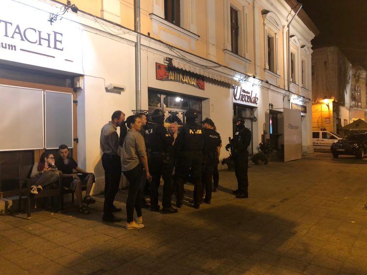 ULTIMA ORĂ: Razie în mai multe localuri din Centrul Vechi – FOTO