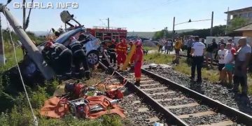 Trenul regio Cluj-Napoca – Sighetu Marmaţiei a lovit un autoturism la Jucu, o persoană încarcerată
