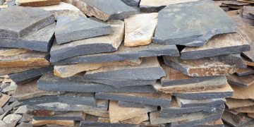 Opt sigheteni, prinşi în flagrant în timp ce exploatau andezit dintr-o arie naturală protejată