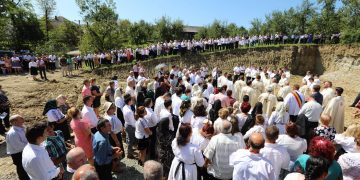 A fost pusă piatra de temelie pentru noua biserică din Parohia Chechiş