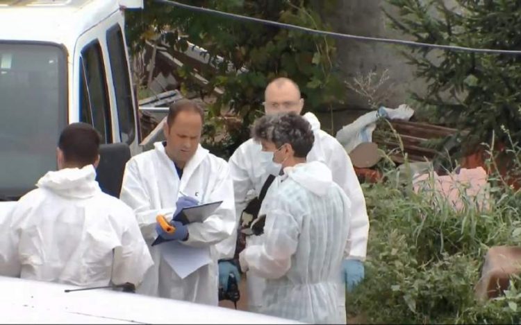 Criminaliștii au găsit oase în vegetația din „Casa Groazei” și vor sparge gropile betonate