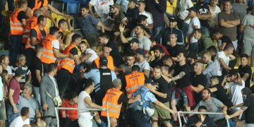 FOTBAL – Fanii lui Dinamo i-au atacat pe jucători după înfrângerea cu Chindia Târgovişte