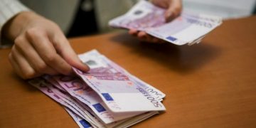 Euro a crescut spre nivelul de 4,73 lei