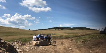 Opt sigheteni, prinşi în flagrant în timp ce exploatau andezit dintr-o arie naturală protejată