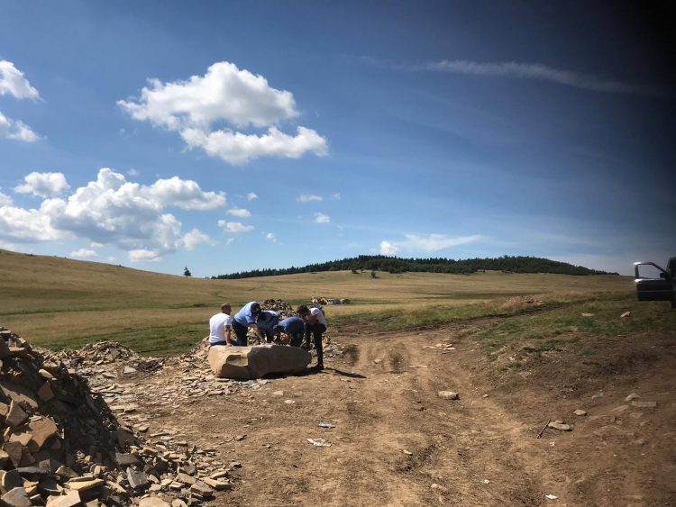 Opt sigheteni, prinşi în flagrant în timp ce exploatau andezit dintr-o arie naturală protejată