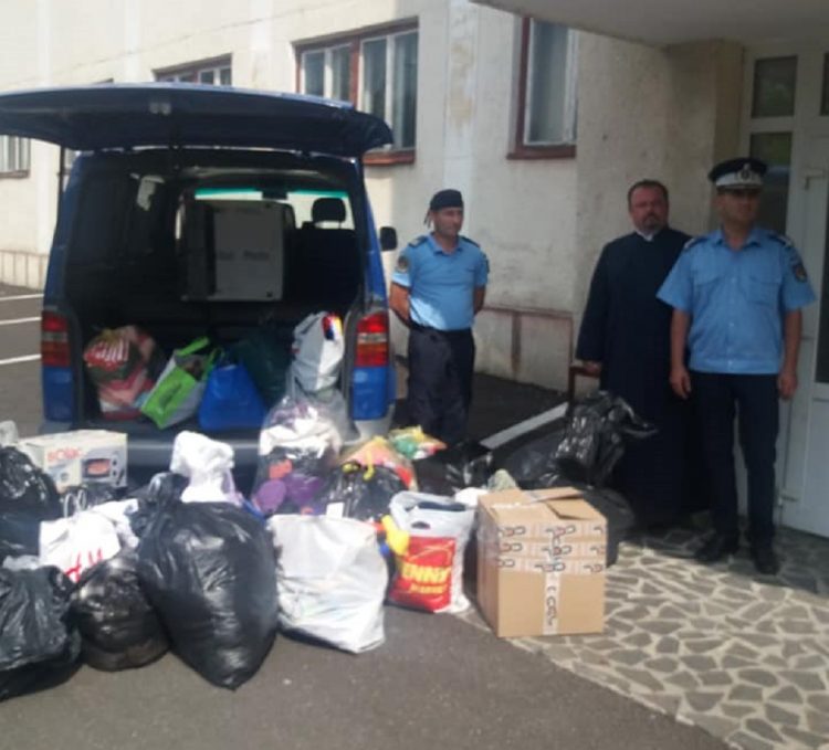 Gestul de omenie al jandarmilor maramureşeni. Au adus bucurie unei familii cu 13 copii din Codru Butesii