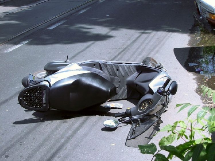 Un tânăr a ajuns în şanţ la Suciu de Sus după ce s-a urcat beat şi fără permis pe un moped neînmatriculat