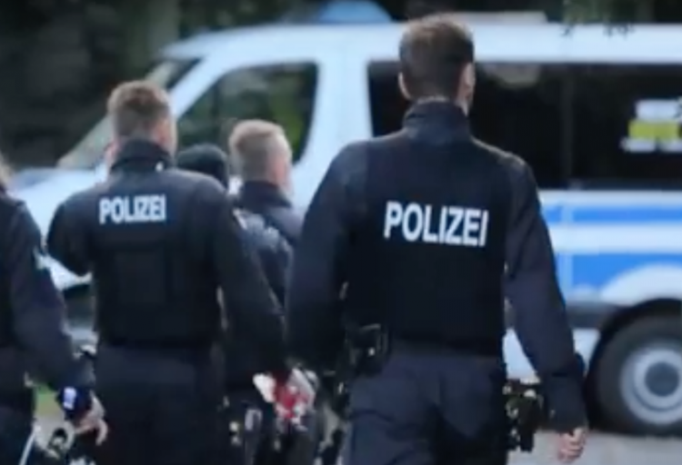 Ce au descoperit poliţiştii în maşina a doi români, în Germania