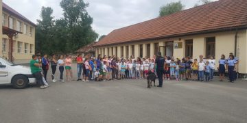 Discuţii  despre părinţi, siguranţă, droguri, la întâlnirea dintre copiii aflaţi în tabără la Dumbrăviţa şi poliţişti