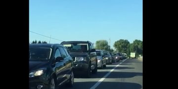 Pe aici nu se trece! Trafic blocat la intrarea în Baia Mare, în zona Clubului Văcarilor. Coloana de maşini se întinde până la Recea – video