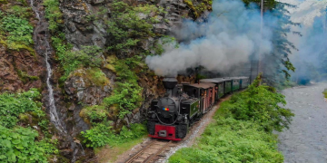 Dezastru pe Vaser! Mocănița a deraiat cu 200 de turiști