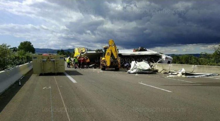 Microbuz cu români care veneau din Spania, spulberat de un TIR, în Franţa. Un mort şi mai mulţi răniţi grav