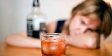 ALARMANT. O treime dintre adolescenţii români recunosc că sunt dependenţi de nicotină, iar peste jumătate au abuzat de alcool