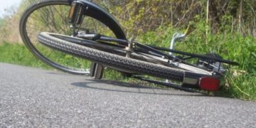 Biciclist rănit grav în Pasul Gutâi. A derapat şi a căzut sub o autoutilitară