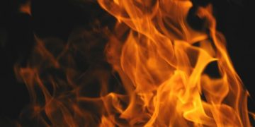 Tragedie la Petrova. Un bărbat a fost găsit mort la o stână, cu capul în jarul focului