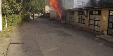 Pagube însemnate în urma incendiului izbucnit la un garaj de pe strada Cuza Vodă din Baia Mare – FOTO