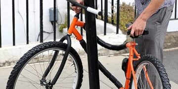 Bicicletă asigurată cu lanţ antifurt, sustrasă de pe Podul Viilor