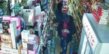 Nu au reuşit să ajungă cu bunurile furate decât până la ieşirea din magazin