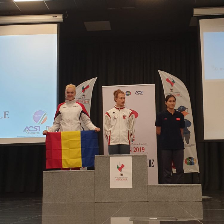 Subinspector de poliţie Ionela Cozma, din cadrul Poliţiei Tăuţii Măgherăuş, vicecampioană mondială la înot