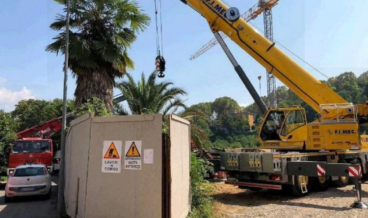 Doi muncitori români au fost răniţi grav pe un şantier din Italia, loviţi de braţul unei macarale