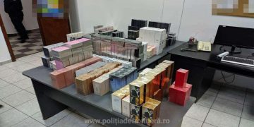 Sute de parfumuri, susceptibile a fi contrafăcute, confiscate la frontieră