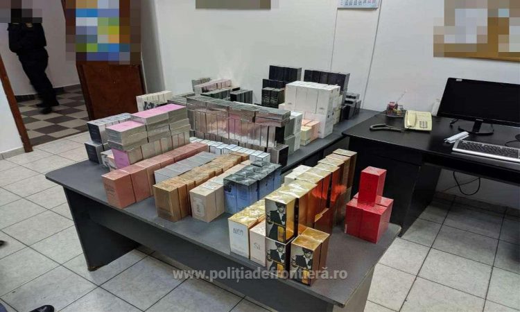 Sute de parfumuri, susceptibile a fi contrafăcute, confiscate la frontieră