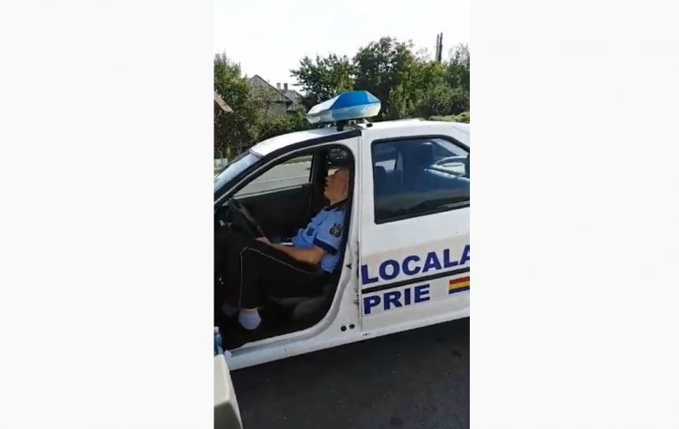 Poliţistul local filmat când dormea în maşina de serviciu ar fi bolnav