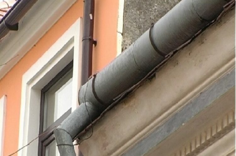 Atenţie la metoda de înşelăciune „acoperişul” sau „burlanul”! Maramureşeni, fiţi prudenţi la cine apelaţi pentru a vă face reparaţii