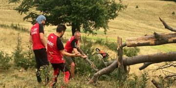 Echipajele Salvamont Maramureș curăţă traseele turistice greu accesibile