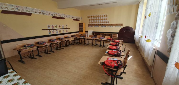 La unii se poate, la alții nu. Orașul din Maramureș unde unitățile de învățământ sunt impecabile în prima zi de școală – FOTO