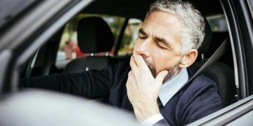 Sondaj: 64% dintre şoferi s-au urcat cel puţin o dată la volan după ce nu au dormit o noapte întreagă. Un şofer din patru a aţipit la volan