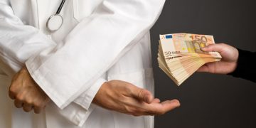 Medic cunoscut, prins când primea şpagă 500 de lei