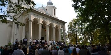 Sute de credincioşi la sărbătoarea hramului Bisericii greco-catolice „Nașterea Maicii Domnului” din Şişeşti – FOTO