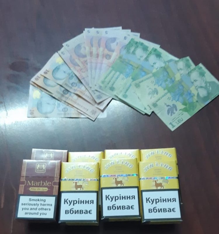O femeie de 50 de ani, prinsă în Piaţa Izvoare cu ţigări de contrabandă