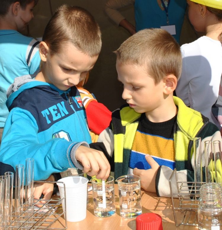 Elevii din Baia Mare, invitaţi de societatea Vital la un exerciţiu practic