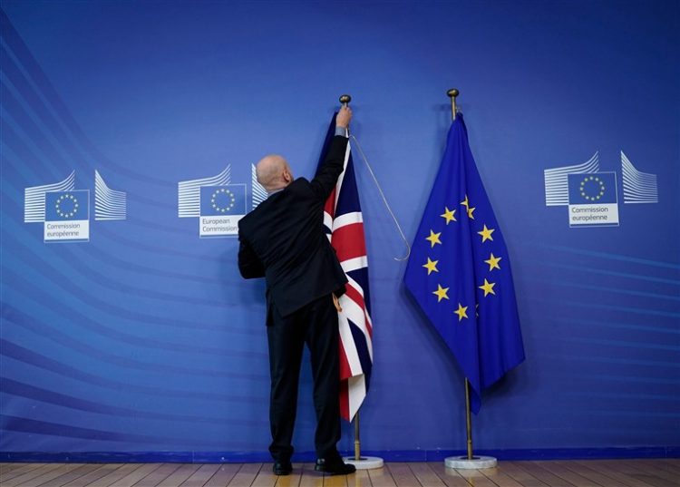 S-a ajuns la un acord UE-Marea Britanie, pe Brexit. Ce se întâmplă cu românii care lucrează în Regat