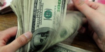 Țeapă de 1600 de dolari. A crezut că va merge la muncă în SUA, însă a rămas fără bani