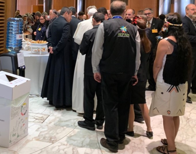 Papa Francisc, fotografiat la coadă, în Vatican