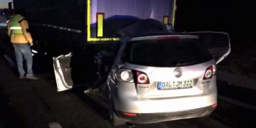 Accident dezastruos, după ce o maşină a intrat în plin sub un TIR. Şoferul de 20 de ani a murit pe loc – foto