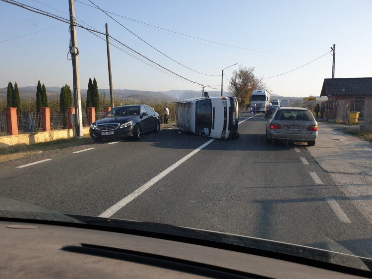O maşină s-a răsturnat la intrarea în Şomcuta Mare – foto