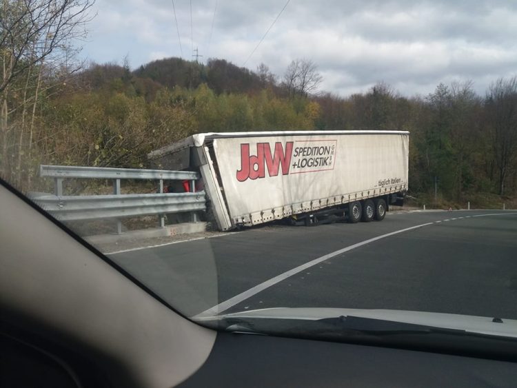 Accident în pasul Gutâi. Un TIR a ieşit de pe carosabil