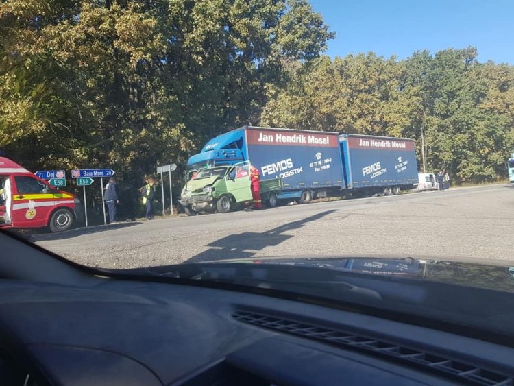 Accident rutier în zona localităţii Finteuşu Mare. Două persoane rănite, în urma coliziunii dintre o autoutilitară şi un TIR – foto