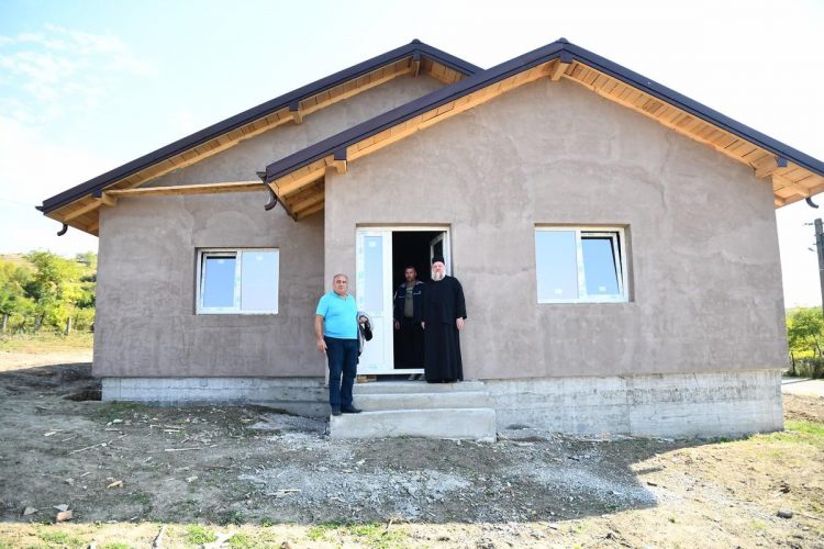 Casă construită de o mănăstire pentru o familie cu zece copii