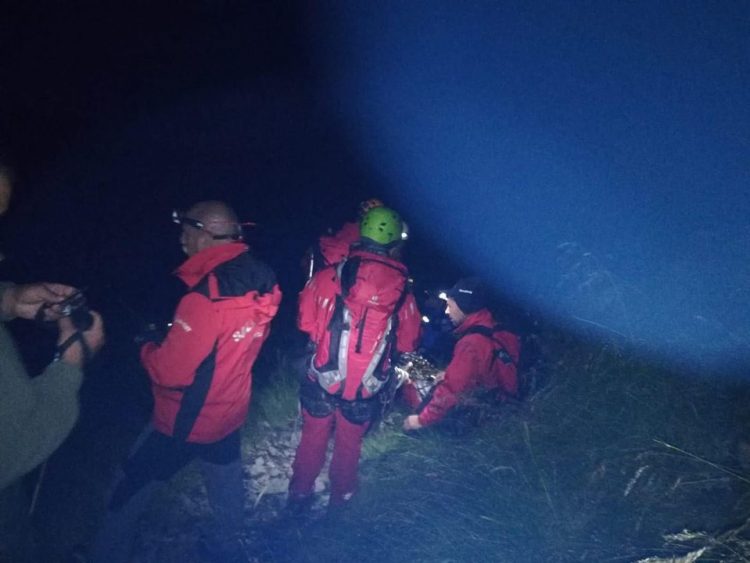 Operațiune contra cronometru: Un turist ceh a căzut într-o prăpastie. A intervenit elicopterul SMURD