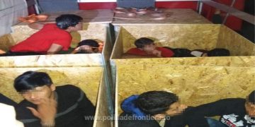 Migranţi în drum spre Austria într-o dubă românească, înghesuiţi câte patru în lăzi de placaj cu capac