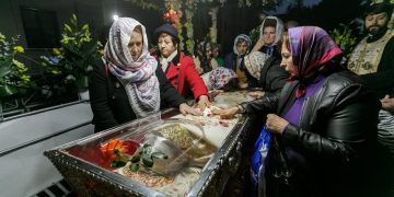 Pelerinaj la Iaşi. Aproximativ 25.000 de persoane stau la rând pentru a se închina la moaştele Sfintei Cuvioase Parascheva